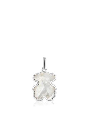 Colgante en forma de oso de plata con un incrustación de madreperla pulida, que muestra una textura suave e iridiscente y bordes redondeados.