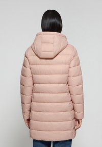 Różowy kurtka ocieplana z kapturem, z poziomym pikowaniem i długością midi. Gładka faktura, luźny krój i długie rękawy.