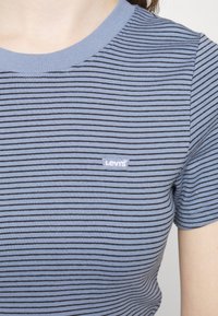 Levi's® BABY TEE - T-shirt estampada - pecan/country blue