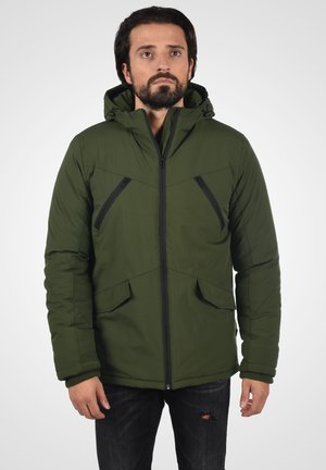 Green insulated jacket with a hood, featuring black zippers and two front pockets. Designed with a streamlined shape and ribbed cuffs.