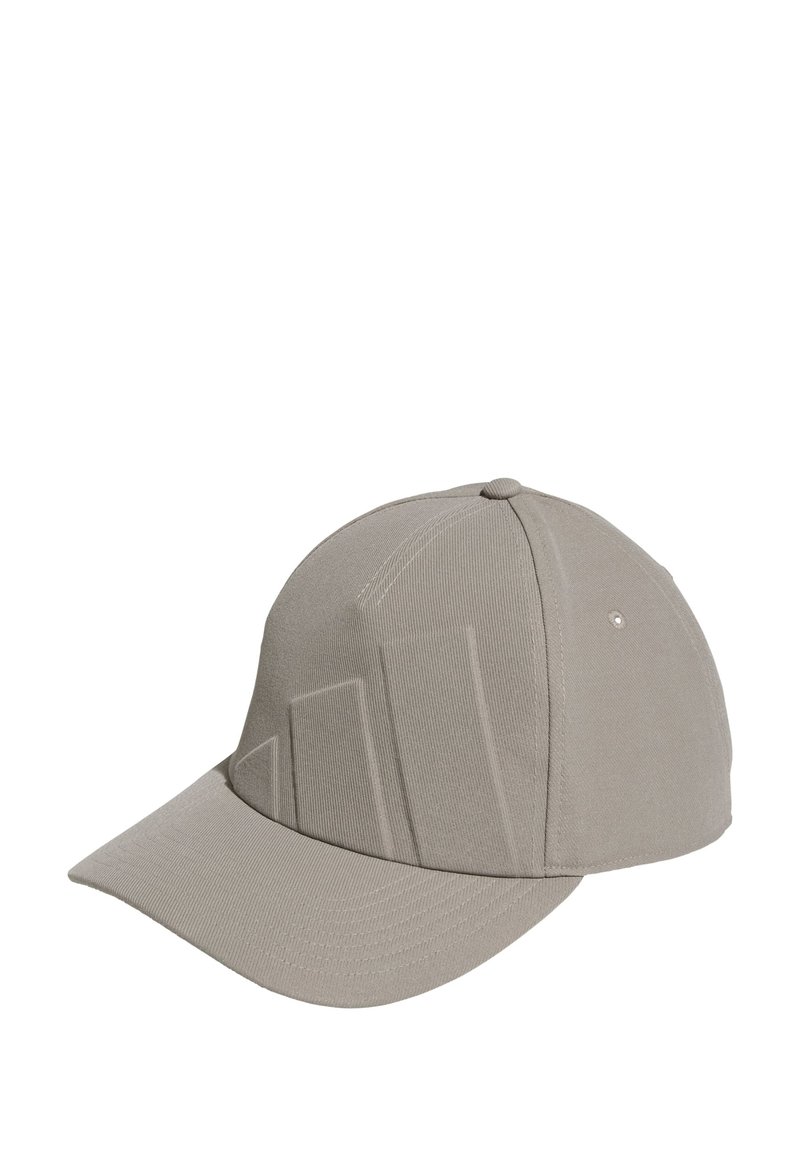 Casquette de baseball grise avec un design texturé en relief et une visière courbée. Fabriquée à partir d'un tissu résistant, elle présente un bouton en haut et des détails de couture.