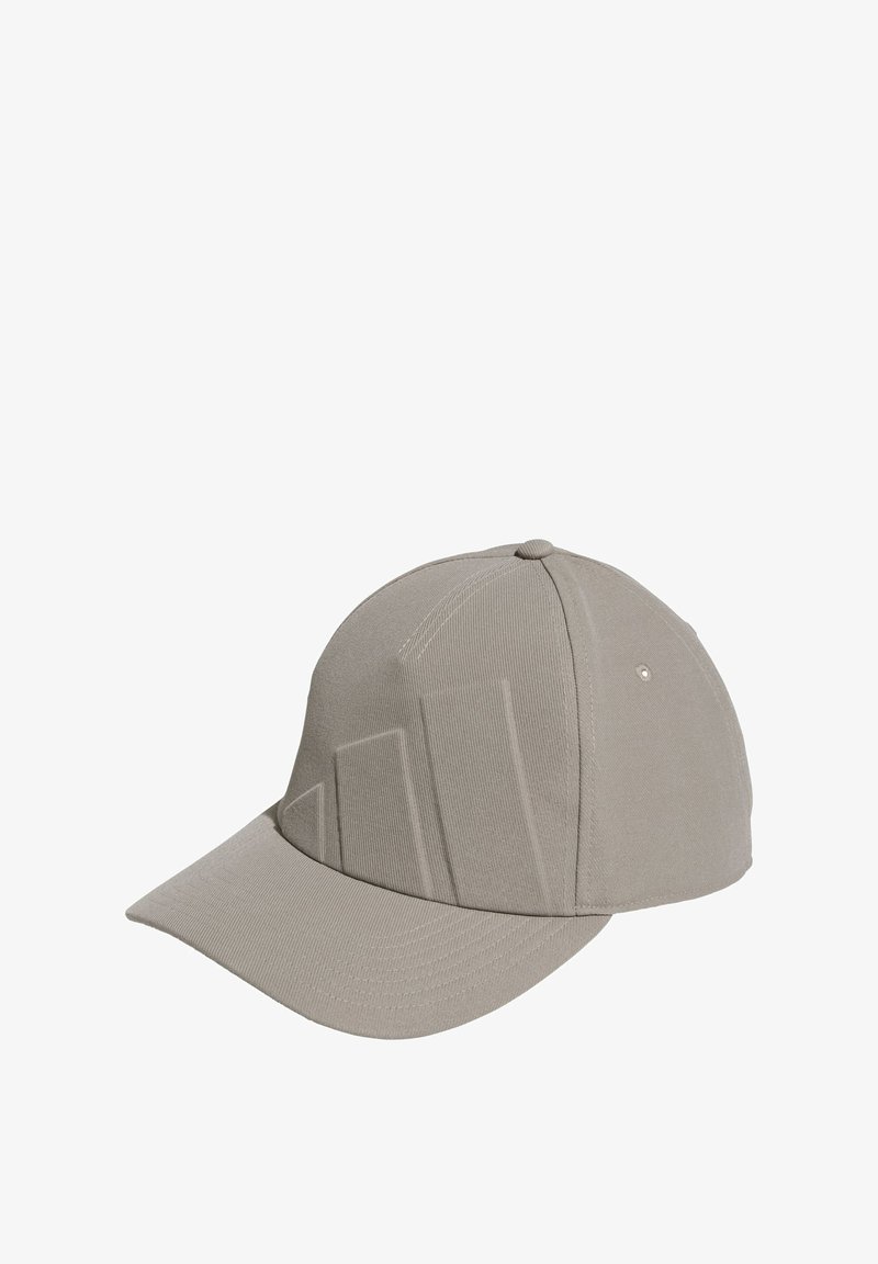 Casquette de baseball grise avec un design texturé en relief et une visière courbée. Fabriquée à partir d'un tissu résistant, elle présente un bouton en haut et des détails de couture.