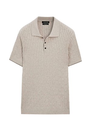 Lysebeige polo-shirt med korte ærmer, kabelstrikstruktur og tre sorte knapper på fronten.