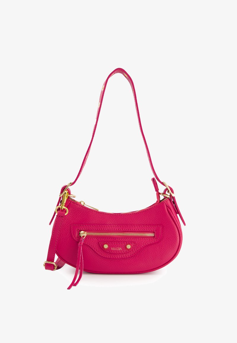 Różowa skórzana torebka o zaokrąglonym kształcie, z złotymi elementami oraz przednią kieszenią na zamek. Posiada cienki, regulowany pasek i detal w postaci frędzla.