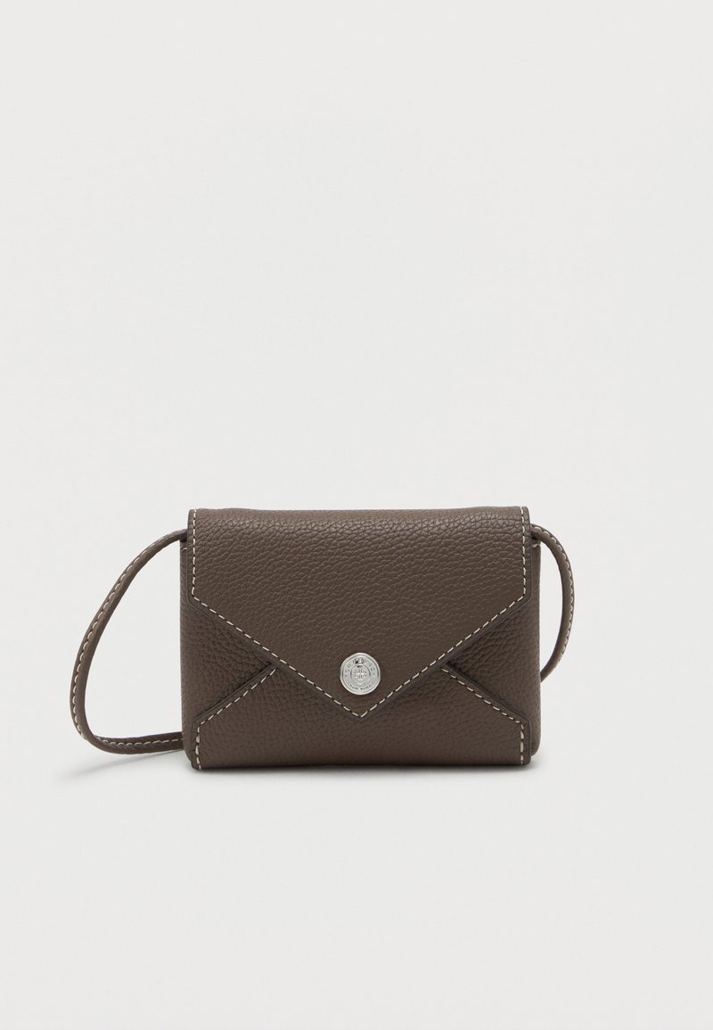 Piccolo borsa a tracolla in pelle marrone con chiusura a pattina, cuciture bianche e un bottone rotondo in argento sul davanti.