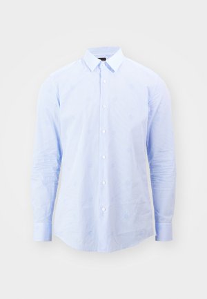 Gai zils krekliņš ar vertikālu svītru rakstu un smalkiem ziedu akcentiem. Ar klasisku apkakli un garām piedurknēm.