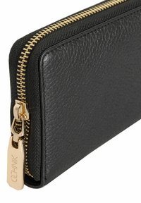 Czarny skórzany portfel o teksturowanej powierzchni, złoty zamek błyskawiczny i detale metalowe, elegancki design, prostokątny kształt oraz dyskretne logo.