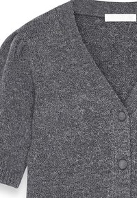 Pelēks kardigāns ar V-veida kakla izgriezumu, īsām piedurknēm un trim pogām. Tekstūrēta adīta auduma ar maigu izskatu un smalkām krāsu variācijām.