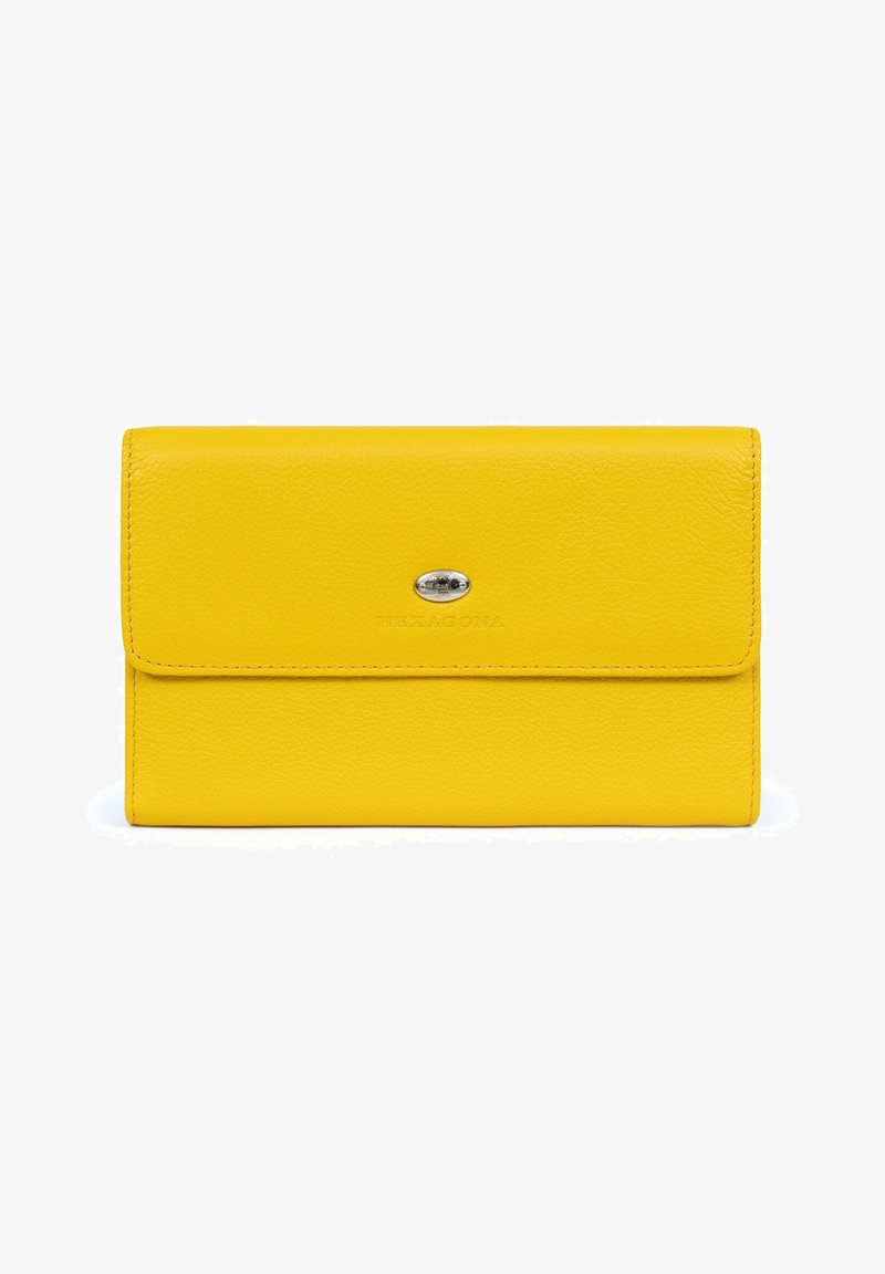 Portafoglio giallo in pelle con finitura textured, chiusura a patta e accento del logo argentato. Forma rettangolare compatta con linee pulite.