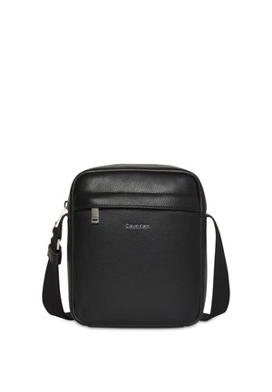 Zwarte Calvin Klein gestructureerde leren crossbodytas met verstelbare band en voorvak met rits.