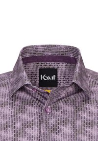 Camicia a fantasia geometrica viola con colletto strutturato, chiusura a bottoni e un'etichetta con la scritta "Kauf" all'interno.