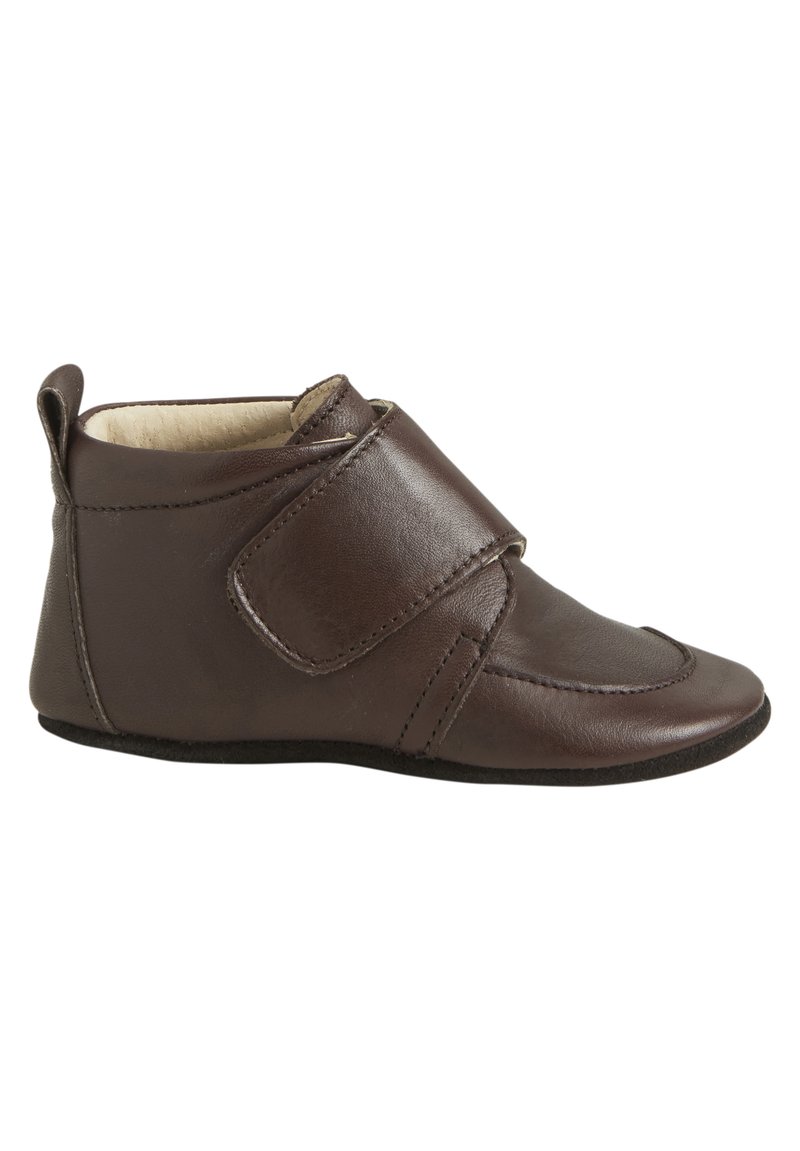Brauner Lederstiefel mit abgerundeter Zehenpartie, geschwungenem Design, seitlichem Klettverschluss und weicher Fütterung sowie einer niedrigen, flexiblen Sohle.