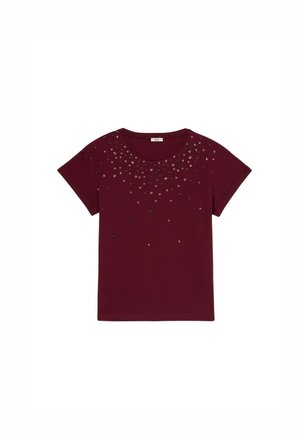 T-shirt bordeaux à manches courtes avec un col rond, présentant un motif dispersé de clous métalliques au niveau de la poitrine. Tissu lisse.