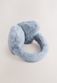 Nepbont oorwarmers in zacht lichtblauw, met een cirkelvormig ontwerp, een pluizige textuur en afgeronde uiteinden voor warmte.