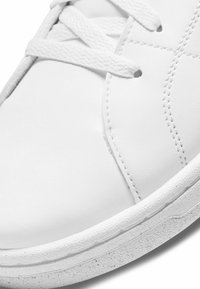 Nike Sportswear NIKE COURT ROYALE 2 BE - Zapatillas - white black