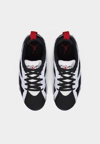 Ζευγάρι μαύρων, λευκών και κόκκινων παπουτσιών Air Jordan, ληφθέν από επάνω, με μαύρα κορδόνια, κόκκινες θηλιές στη φτέρνα και λογότυπα Jumpman στο εσωτερικό.