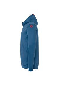 Veste à capuche en tissu bleu avec une texture lisse ; présente un logo rouge sur l'épaule et des poches latérales.