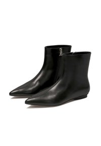 Botas de tobillo de cuero negro con punta afilada, textura suave, cierre lateral de cremallera y diseño minimalista. Suela plana sin adornos visibles.