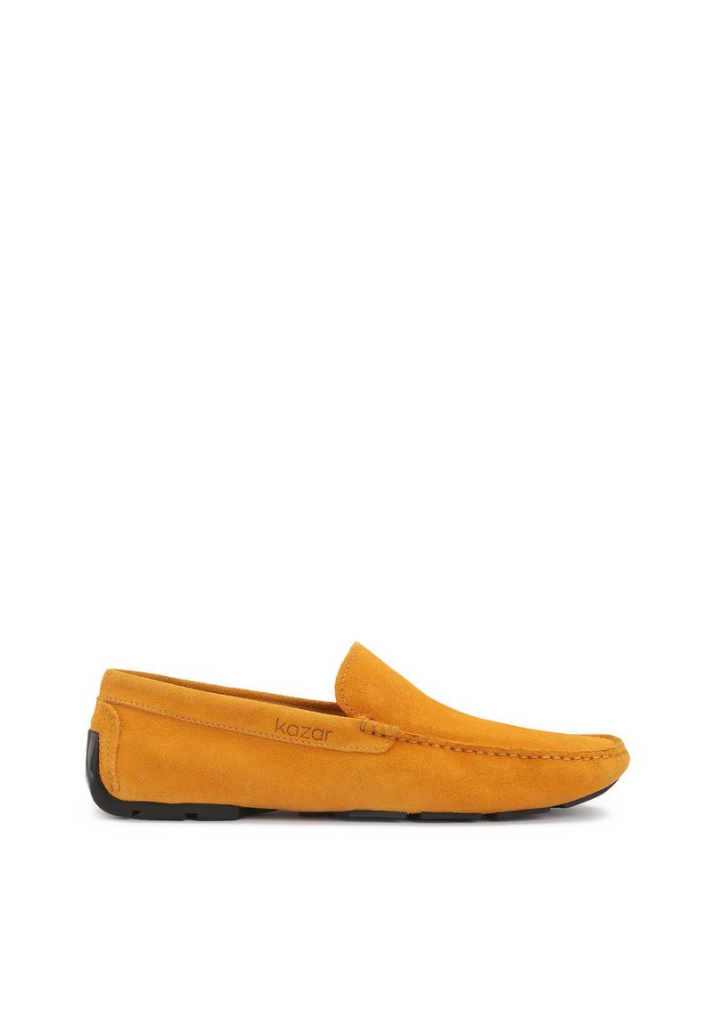 Žute zamršene loafersice sa slim dizajnom, šivenim detaljima i crnom gumiranom potplatom. Imaju slip-on stil bez vidljivih metalnih dijelova.