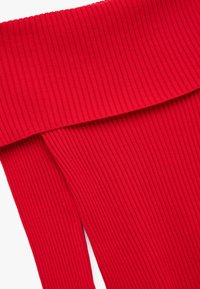 Rotes geripptes Strickkleid mit weitem Off-Shoulder-Design. Das Material scheint dehnbar zu sein mit vertikalen Streifen und einer glatten Textur.