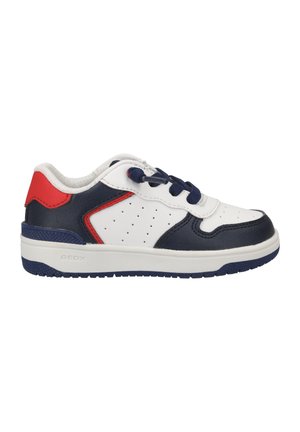 Baskets en cuir blanches et marine avec des accents rouges, design à lacets, détails perforés et semelle texturée pour une meilleure adhérence.