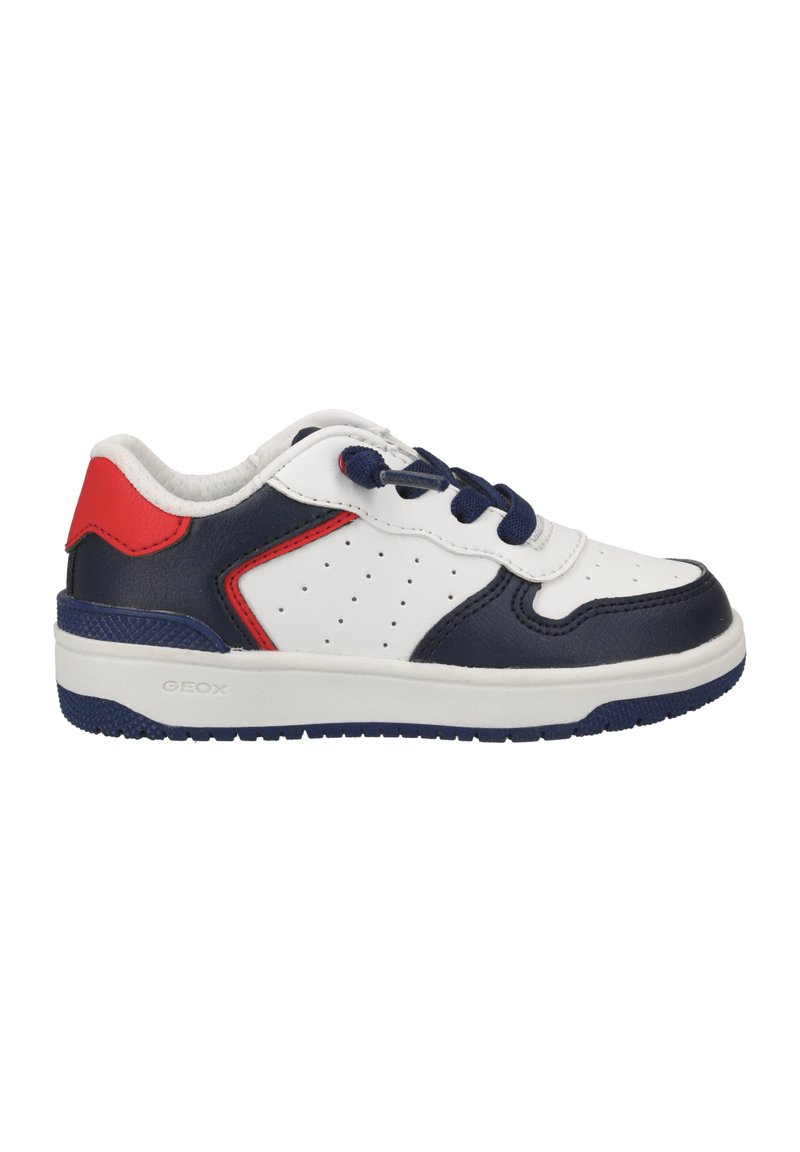 Sneaker in pelle bianca e blu navy con dettagli rossi, design con lacci, dettagli perforati e suola testurizzata per una migliore aderenza.