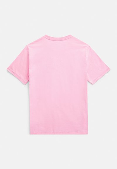 Różowy bawełniany t-shirt z krótkimi rękawami i okrągłym dekoltem. Gładka tekstura, bez wzorów i grafik. Widok od tyłu.