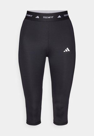 Sorte Techfit capri leggings lavet af strækbart materiale. Har en bred talje med hvid branding og et lille hvidt logo på låret.