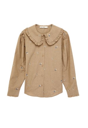 Beżowa bluzka z długim rękawem z cienkimi pionowymi paskami, małymi kwiatowymi nadrukami, szerokim kołnierzem z falbanami, zapinana na guziki z przodu i z falbanami na mankietach.