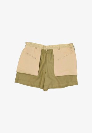 Pantalones cortos bicolor con bolsillos frontales beige sobre tela verde oliva, con trabillas para cinturón y detalles de bolsillos con cremallera sobre fondo blanco.