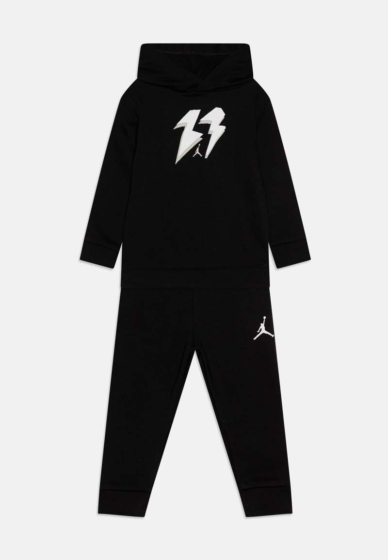 Completo felpa con cappuccio nero e pantaloni, con grafiche a zig-zag bianche e logo Jumpman, realizzato in misto cotone.