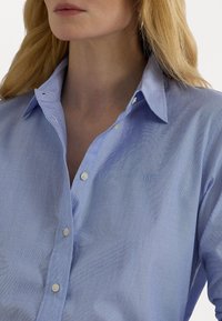 Lauren Ralph Lauren CLASSIC FIT COTTON SHIRT - Bluza z gumbi - classic medium blue