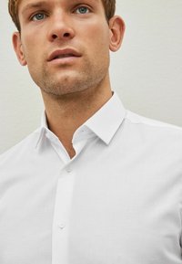 Next  SLIM FIT  biały