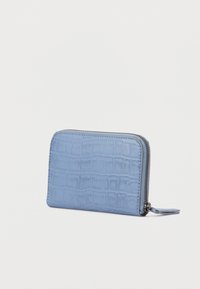 Blaues Portemonnaie aus Kunstleder mit Krokodil-Textur, rechteckiger Form, Reißverschluss und kleinem Anhänger zum einfachen Tragen.