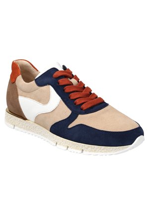 Suède sneakers met beige, marineblauwe en bruine panelen. Witte accenten, oranje veters, textuurzool met een gespikkeld ontwerp.