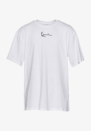 Valge puuvillane T-särk ümmarguse kaelusega, lühikeste varrukatega ning musta käsikirja stiilis logo rinnal. Lame tekstuur, mugav lõige.