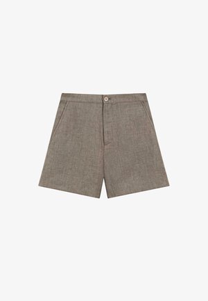 Hnědé šortky z lněné směsi s předním knoflíkem a šikmými bočními kapsami, střih na míru a délka do poloviny stehna.