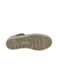 Calzado Gabor con una suela texturizada en beige y negro que presenta rayas horizontales, un logotipo y un diseño duradero para ofrecer tracción.