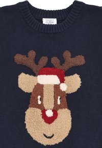 Marineblauer Pullover mit einem strukturierten Rentiergesicht-Design, braunen Geweihen, einem roten Weihnachtsmannhut und einer roten Nase, vor einem glatten Hintergrund.