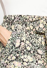 ONLY Tall ONLFREDERIKKE BELT - Calções - cloud dancer/yellow