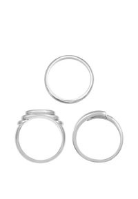 Set aus drei silbernen Ringen: ein glatter Bandring, ein doppelt gearbeiteter Ring mit leichter Erhöhung und ein gedrehter Ring mit sanfter Kurve.