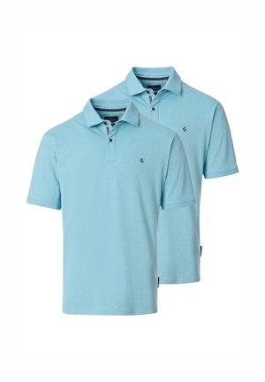 Dwie jasnoniebieskie koszulki polo z krótkim rękawem, kołnierzykiem, guzikami oraz małym ciemnym logo na lewej piersi, pokazane na białym tle, lekko nałożone na siebie.