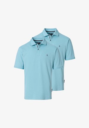 Twee lichtblauwe polo's met korte mouwen, kraag, knopen en een klein donker logo op de linkerborst, overlappend weergegeven op een witte achtergrond.
