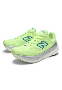 Paar neon-grüne New Balance Laufschuhe mit blauen "N"-Logos und weißen gepolsterten Sohlen, schräg gestellt, um die Außenseiten zu zeigen.