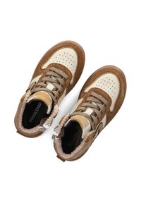 Bruine en crèmekleurige hoge sneakers met een bovenwerk van suède en leer, geperforeerde teendoos, geweven veters en een ritssluiting aan de achterkant.