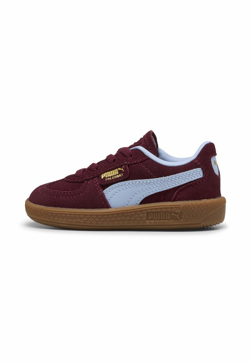 Sneaker in suede bordeaux con accenti azzurri, suola in gomma, chiusura con lacci e logo dorato sul lato.