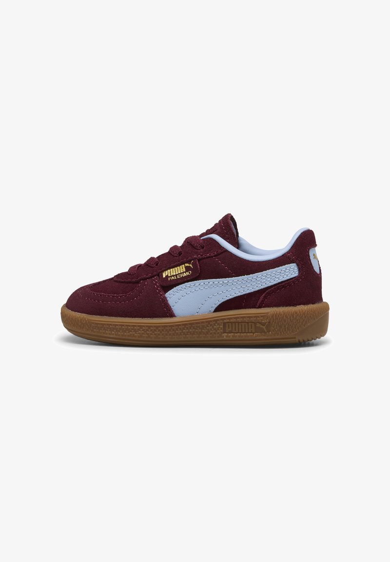 Sneaker in suede bordeaux con accenti azzurri, suola in gomma, chiusura con lacci e logo dorato sul lato.