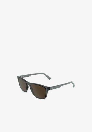 Schwarze Plastiksonnenbrille mit braunen Gläsern, ausgestattet mit einer rechteckigen Form und einem schlanken Design, akzentuiert durch ein metallisches Logo an den Bügeln.