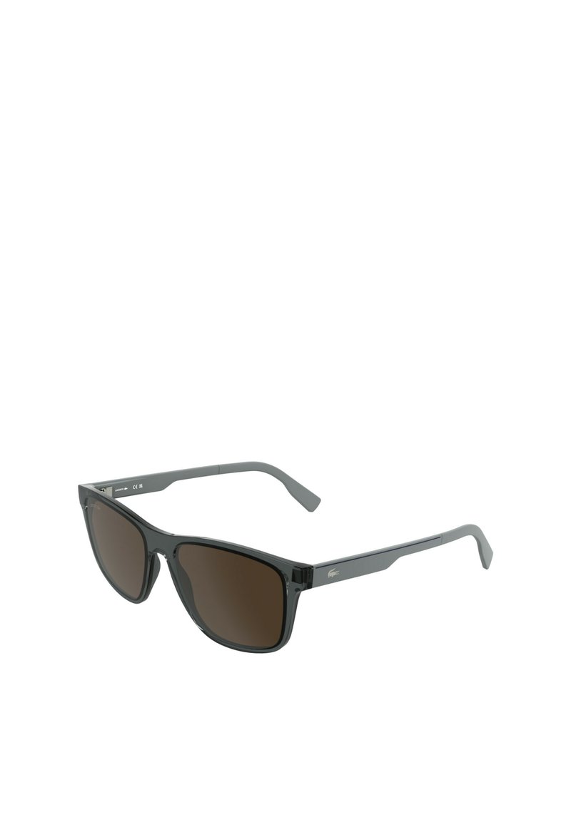 Czarne plastikowe okulary przeciwsłoneczne z brązowymi soczewkami, o prostokątnym kształcie i eleganckim designie, z metalowym logo na zausznikach.