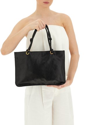 Borsa a mano nera in pelle con forma rettangolare, caratterizzata da doppi manici neri, hardware dorato e una superficie liscia.